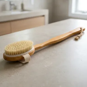 Dřevěný kartáč na mytí zad s dlouhou rukojetí